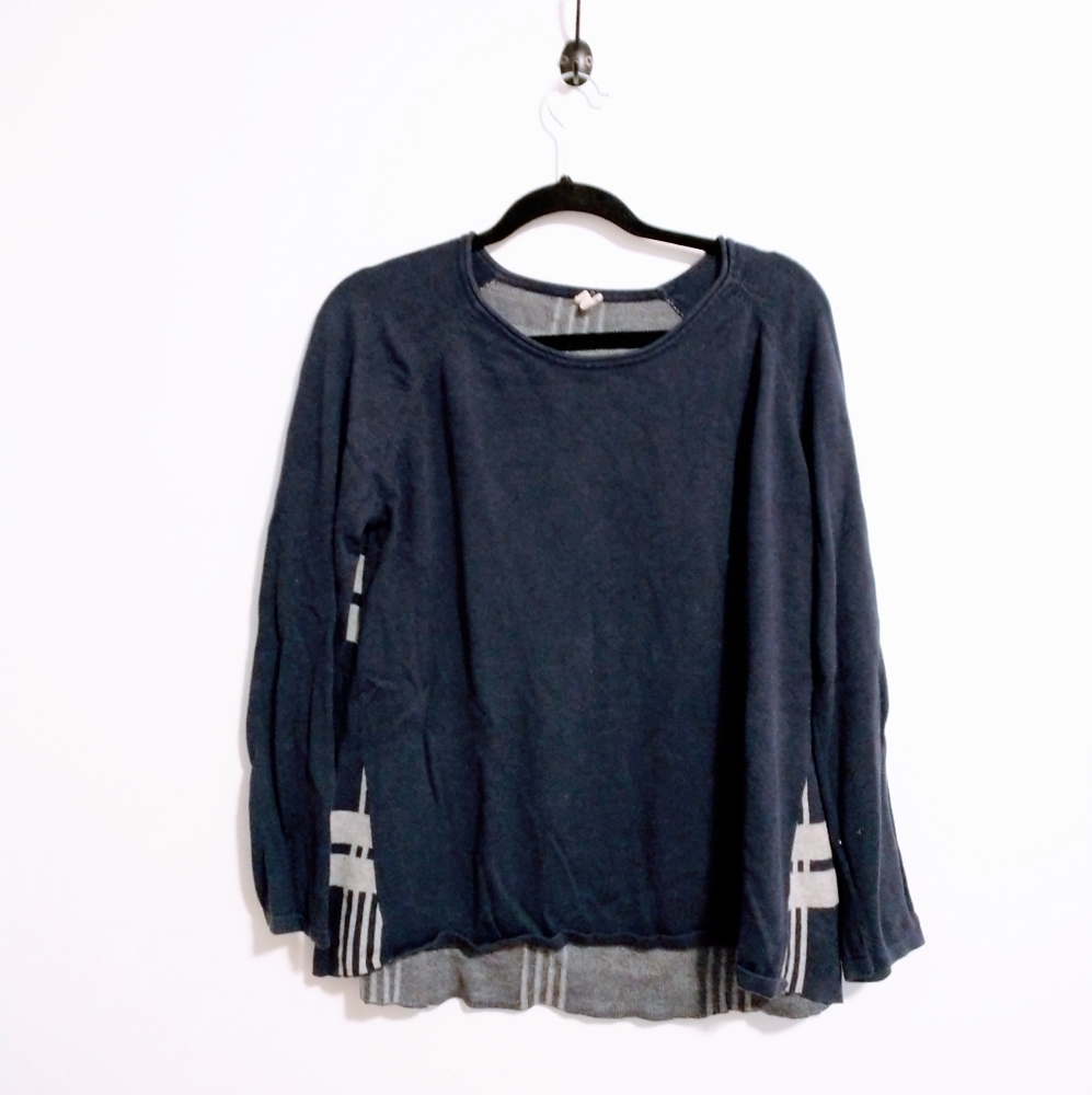 Long sleeve top Navy with plaid back, xl teeberry & weave. Mild wear